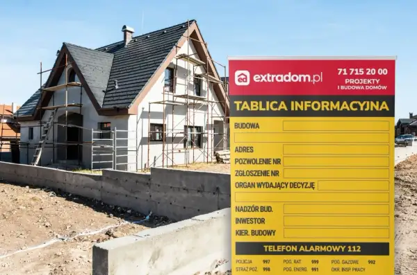 Tablica informacyjna budowy domu w trakcie budowy. Wypełnij ją danymi, by wiedzieć jak wypełnić tablicę informacyjną budowy.